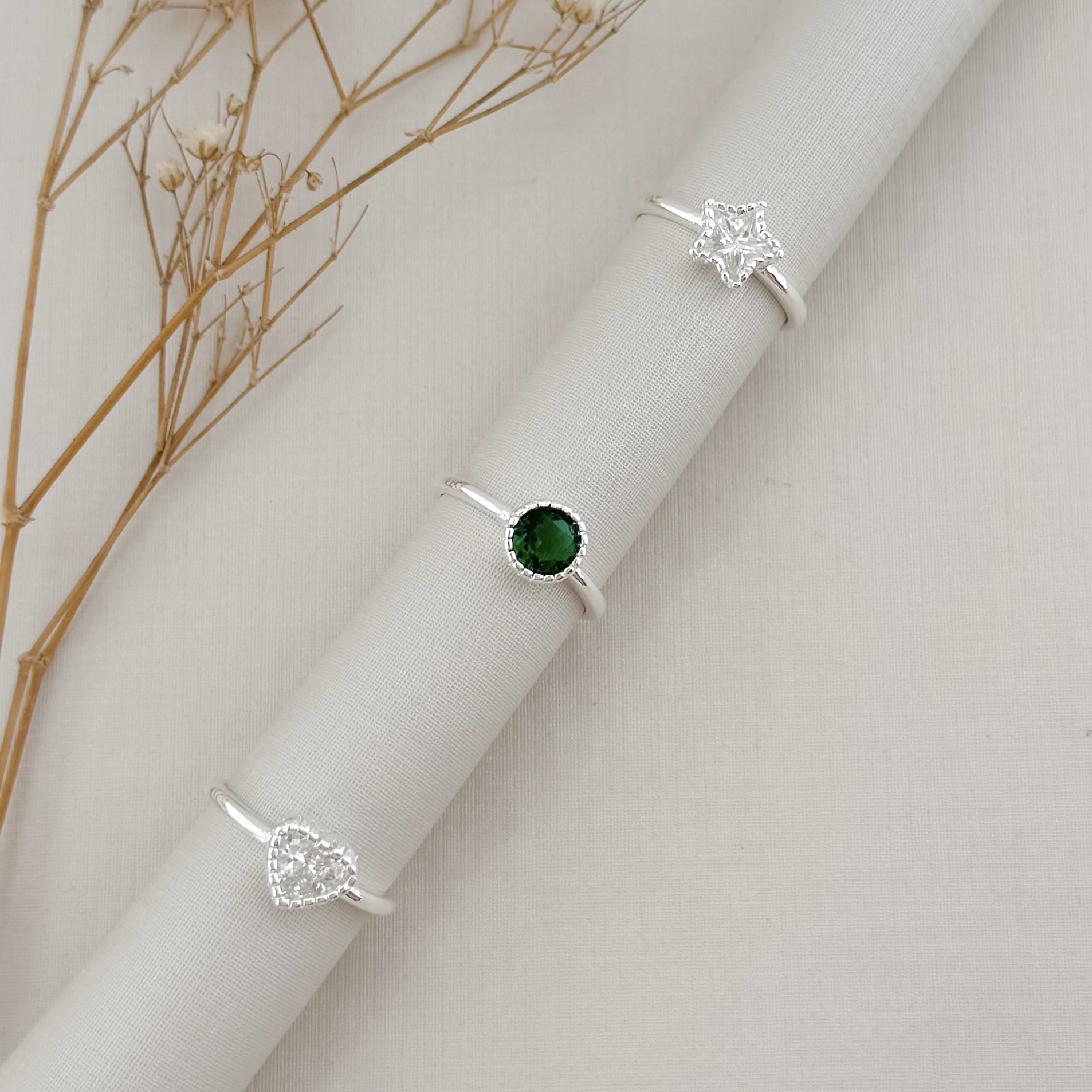 03.2459.5.S - (15) Anel de pedra circular com borda em spikes com aro liso