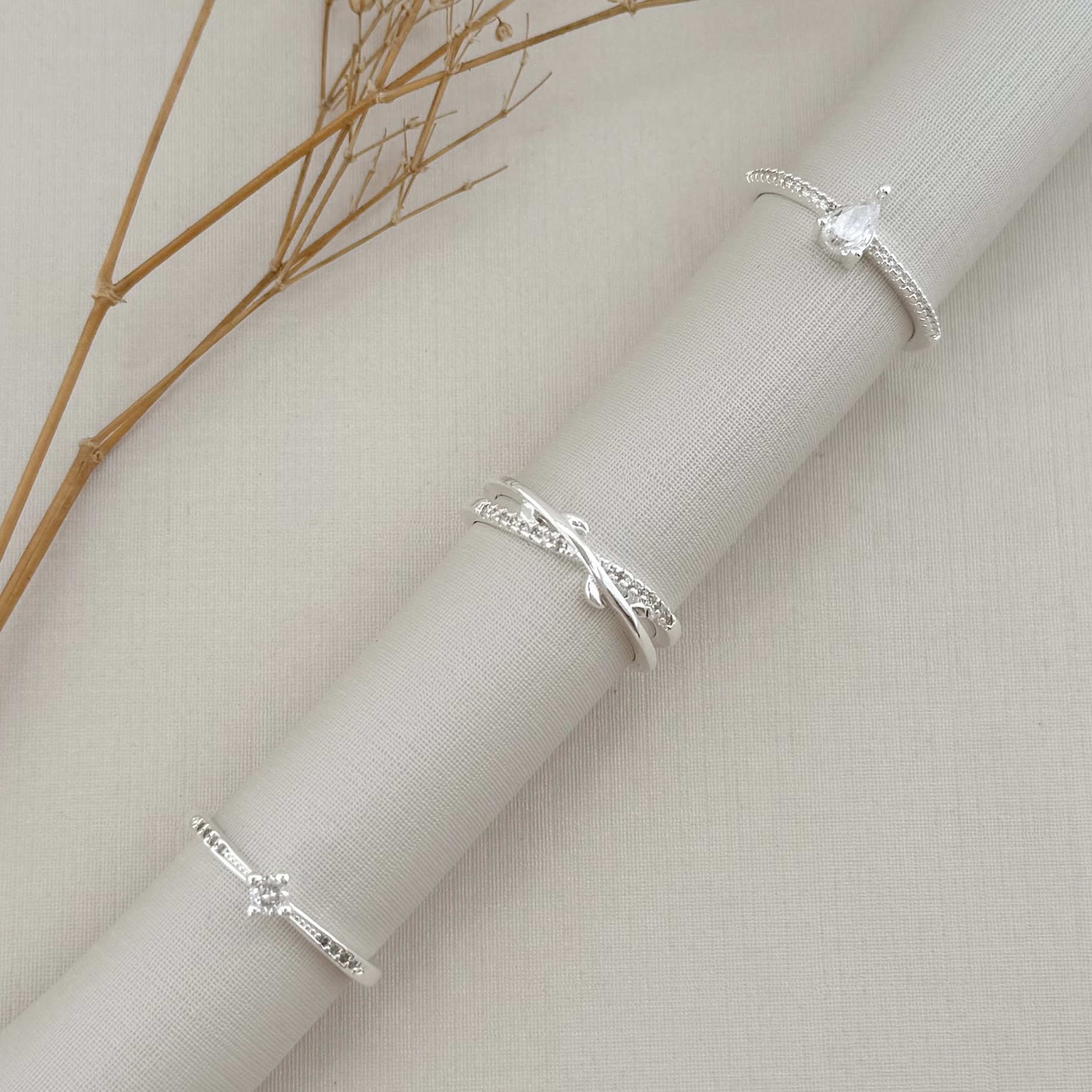 03.2447.1.S - (22) Anel solitário de gota com aro cravejado