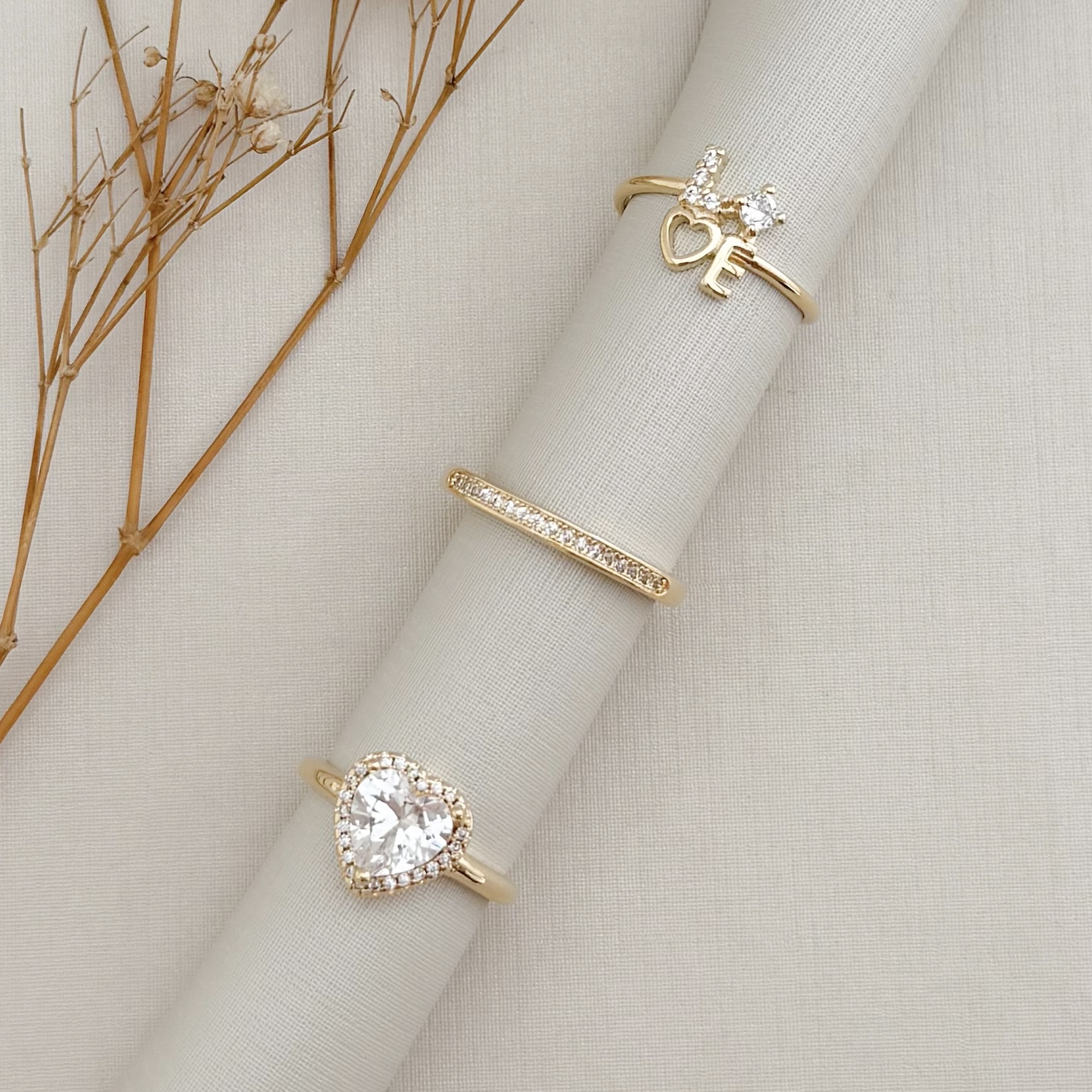 03.2452.1.O - (19) Anel solitário em coração de 11mm com uma coluna cravejada em volta