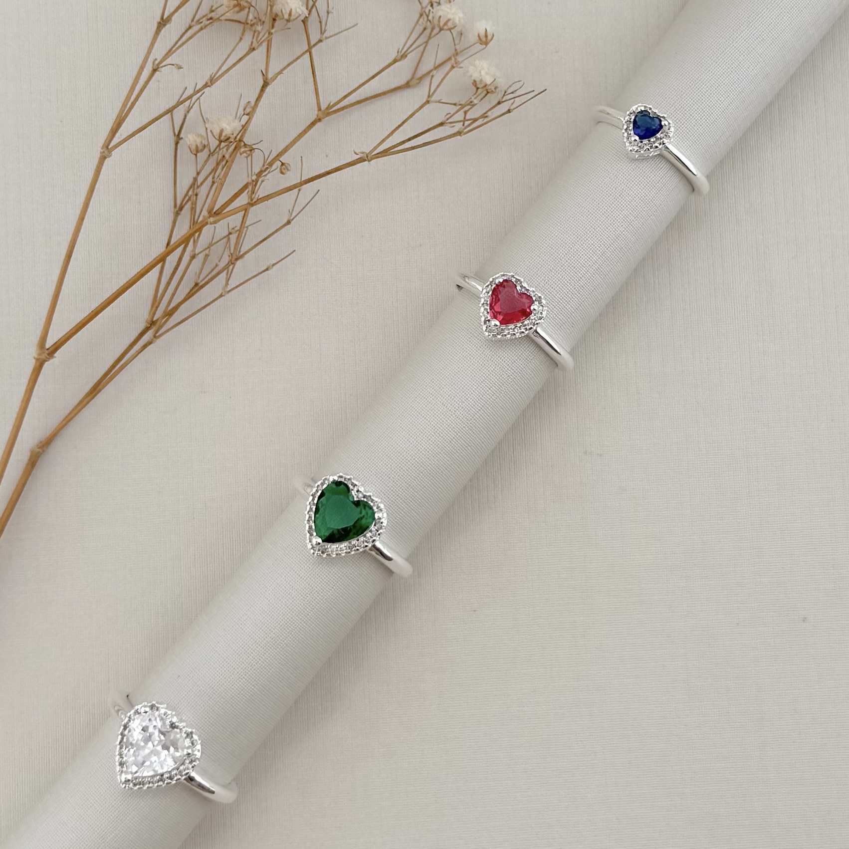 03.2452.1.S - (19) Anel solitário em coração de 11mm com uma coluna cravejada em volta