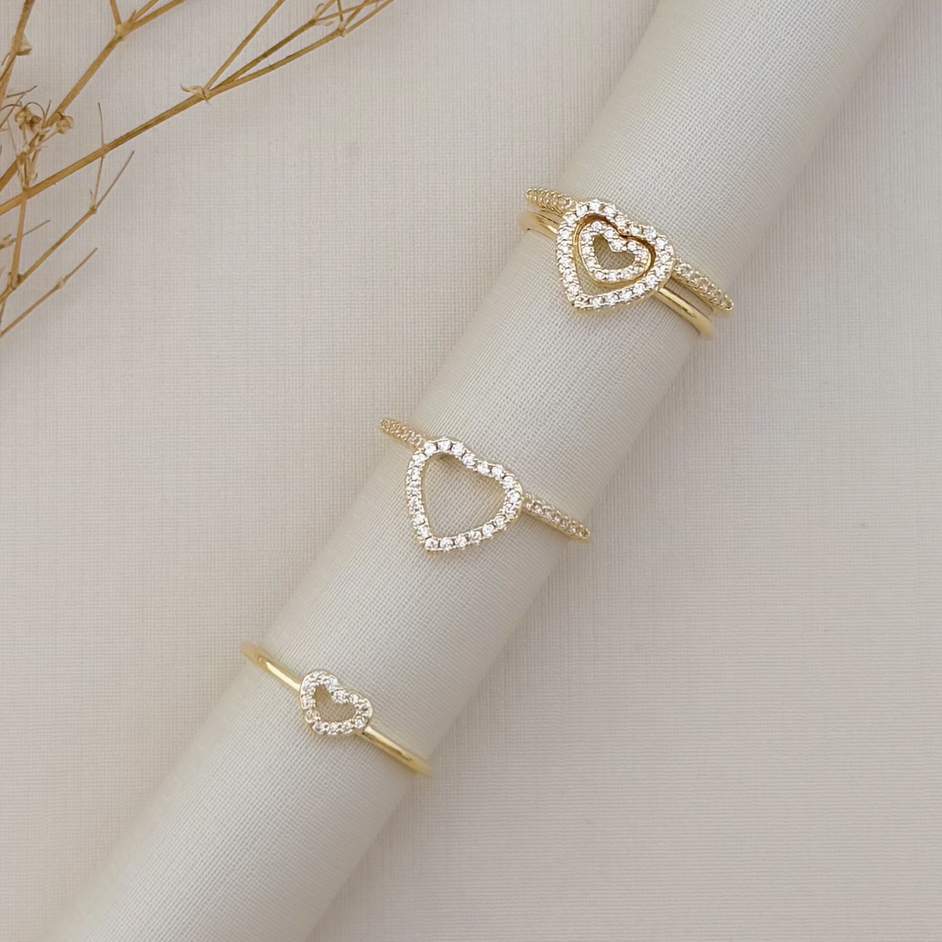 03.2453.1.O - (17) Anéis de silhueta de corações que se encaixam com aro liso