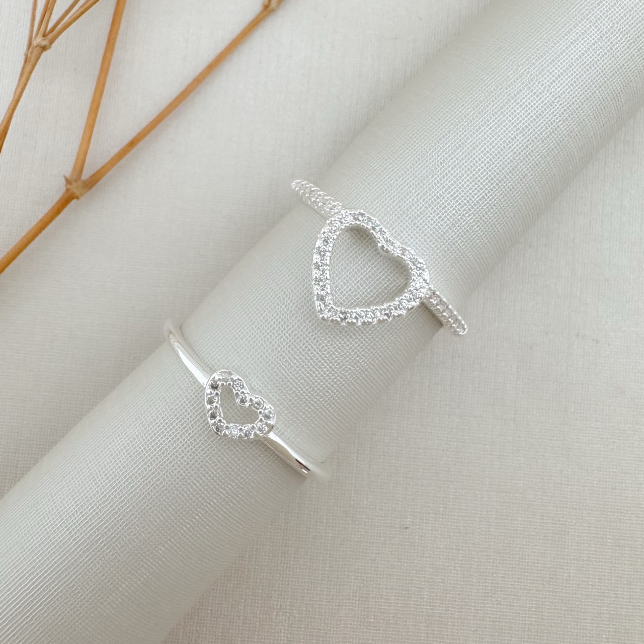 03.2453.1.S - (19) Anéis de silhueta de corações que se encaixam com aro liso