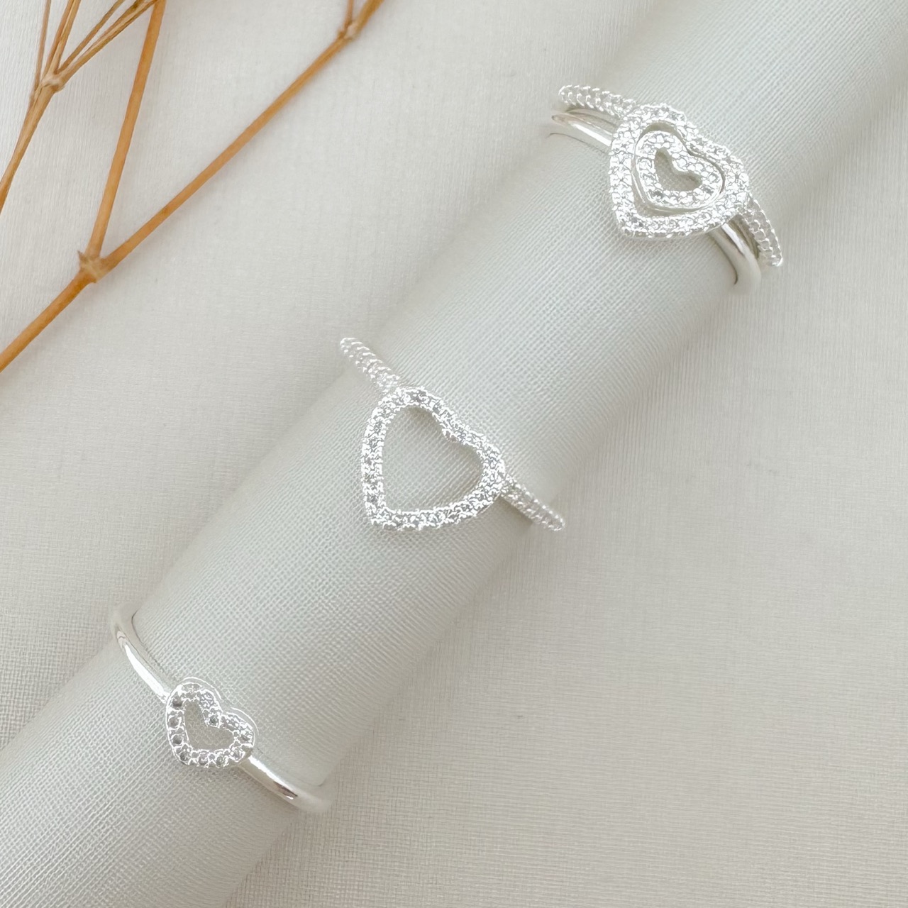 03.2453.1.S - (19) Anéis de silhueta de corações que se encaixam com aro liso