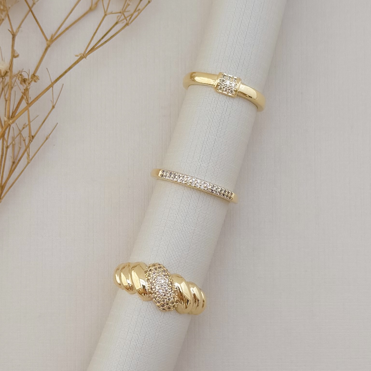 03.2456.1.O - (18) Anel em modelo croissant com onda central cravejada