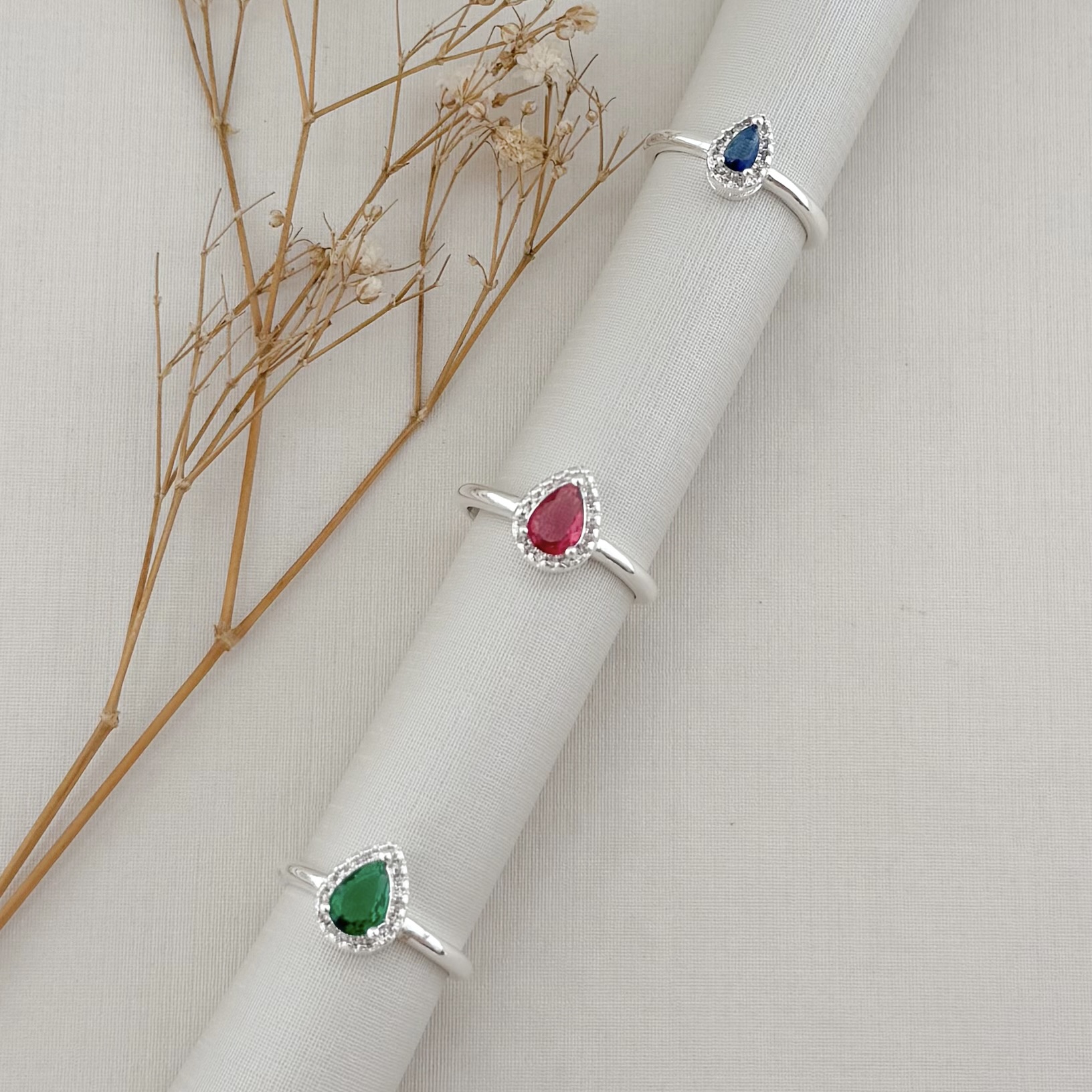 03.2457.5.S - (19) Anel solitário de gota em 11mm com uma linha de cravação em volta