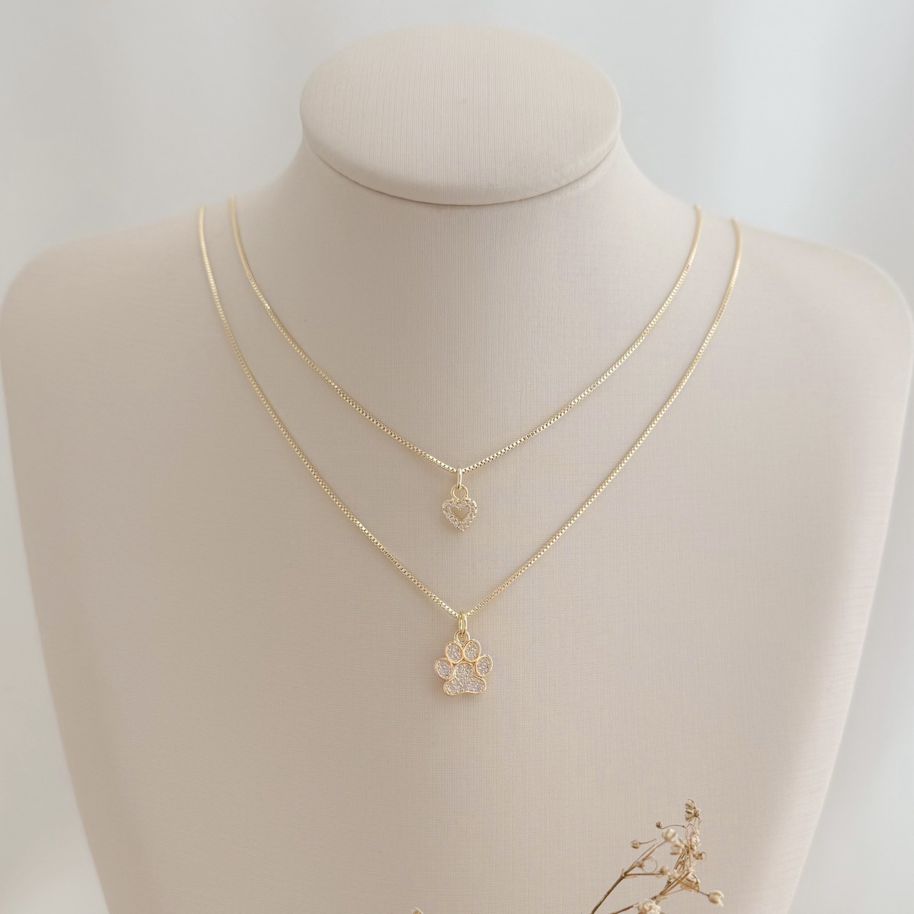 09.2386.1.O - (45) Colar de veneziana com pingente silhueta de coração cravejado