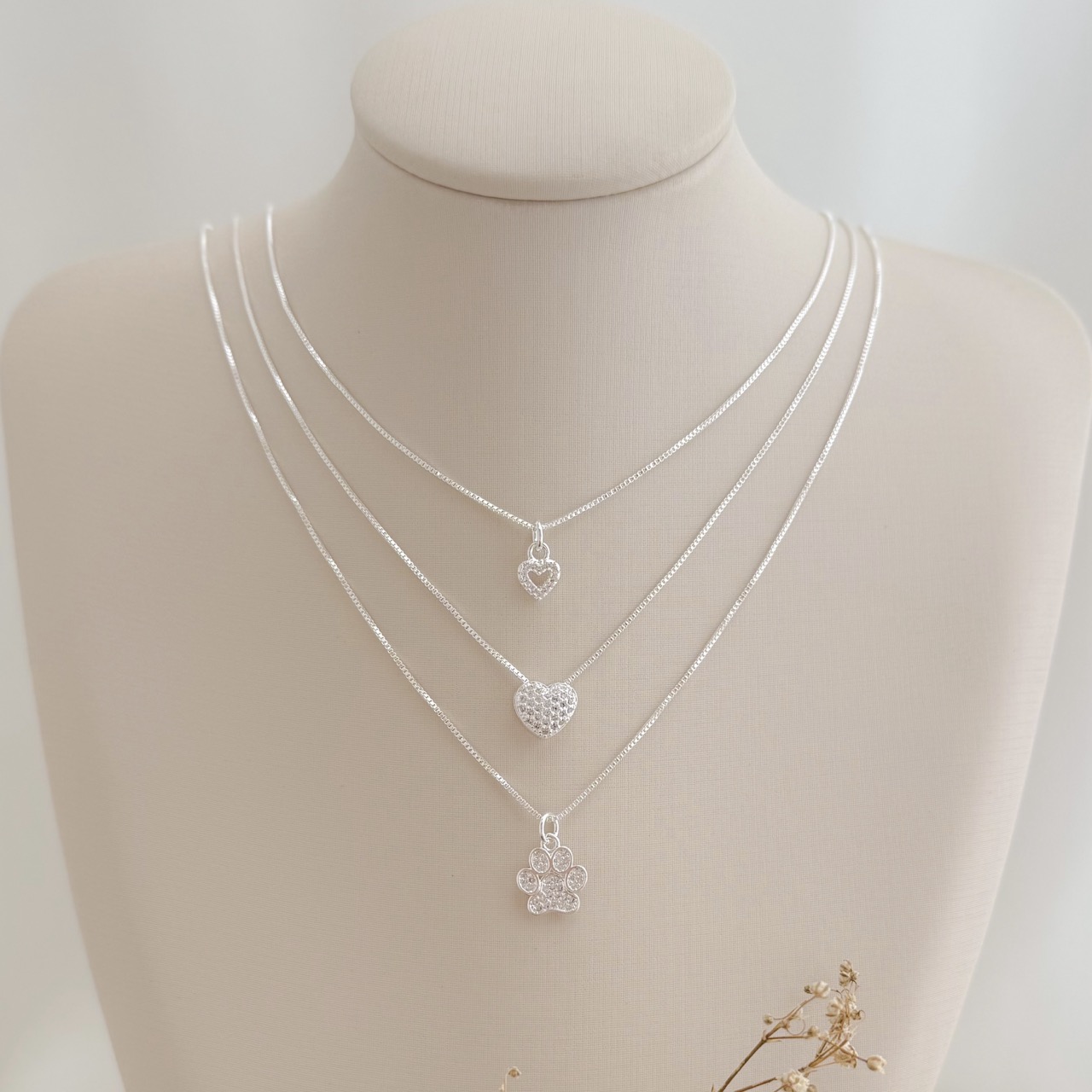 09.2387.1.S - (45) Colar de veneziana com pingente de patinha cravejada