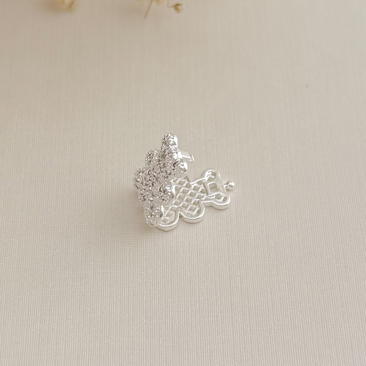 11.0605.1.S - Pingente para corrente de fita de formato ursinho cravejado