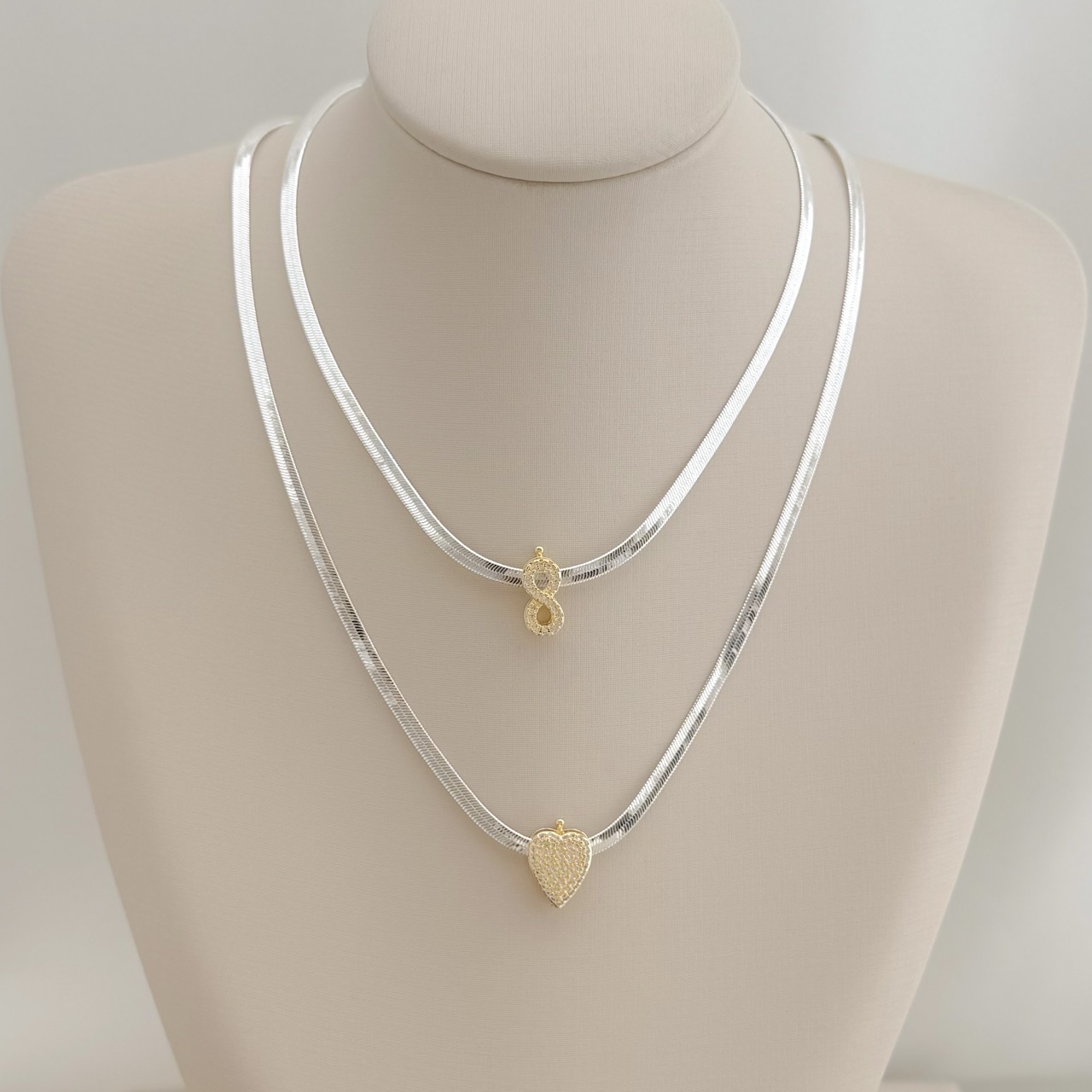 11.0607.1.O - Pingente de corrente de fita em formato infinito cravejado