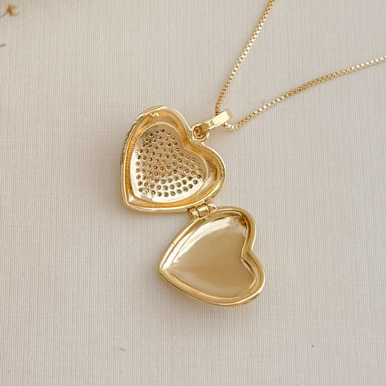 09.2389.1.O - (46) Colar de veneziana com pingente relicario em formato coração com frente cravejada