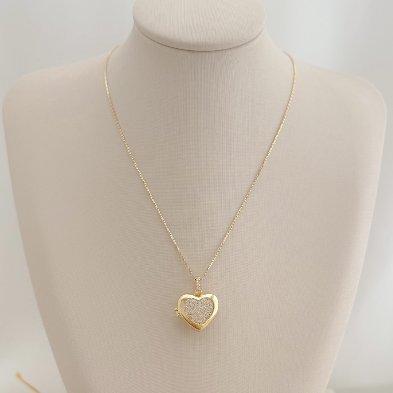 09.2389.1.O - (46) Colar de veneziana com pingente relicario em formato coração com frente cravejada