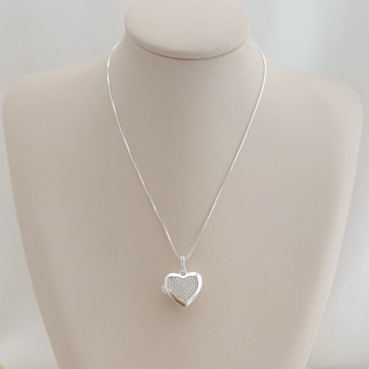 09.2389.1.S - (46) Colar de veneziana com pingente relicario em formato coração com frente cravejada