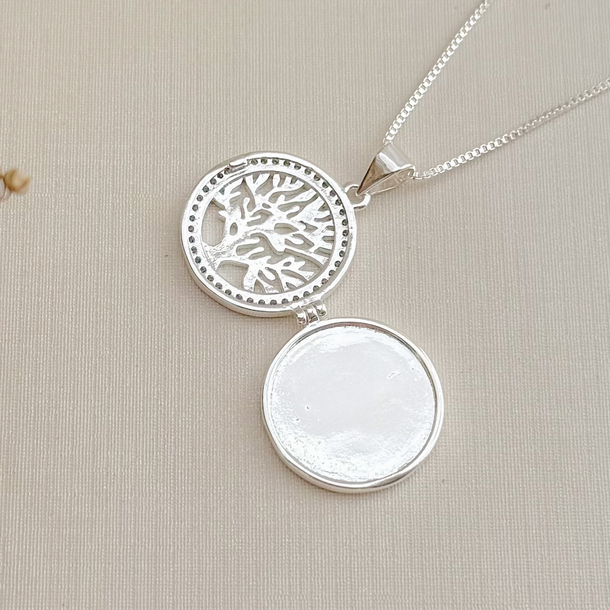 09.2390.1.S - (45) Colar de veneziana com pingente relicario circular com árvore cravejada