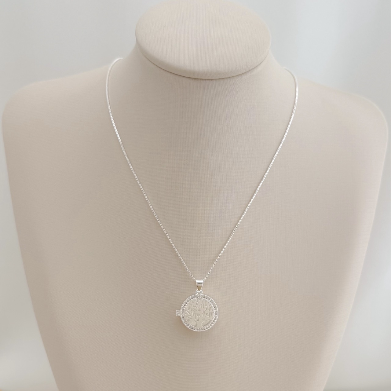 09.2390.1.S - (45) Colar de veneziana com pingente relicario circular com árvore cravejada