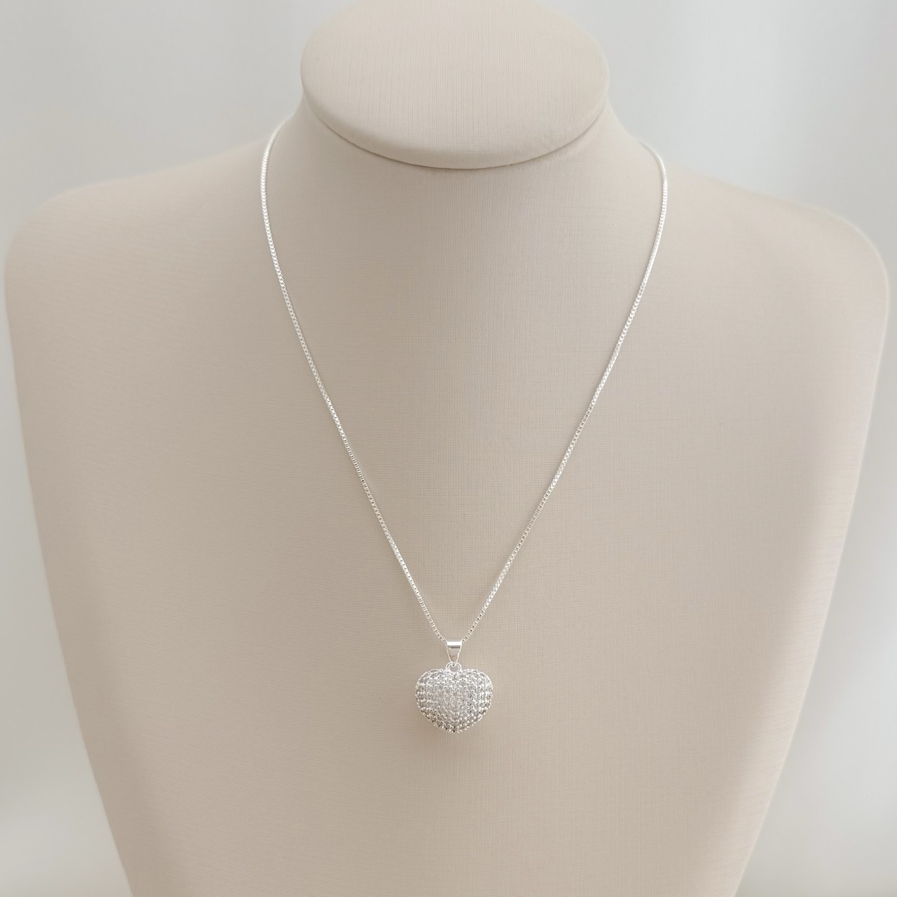 09.2393.1.S - (45) Colar de veneziana com pingente de coração oco com frente cravejado