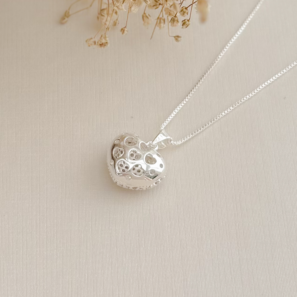 09.2393.1.S - (45) Colar de veneziana com pingente de coração oco com frente cravejado