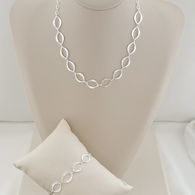 09.2396.0.S - (32) Choker em elos navetes largos lisos em efeito sol