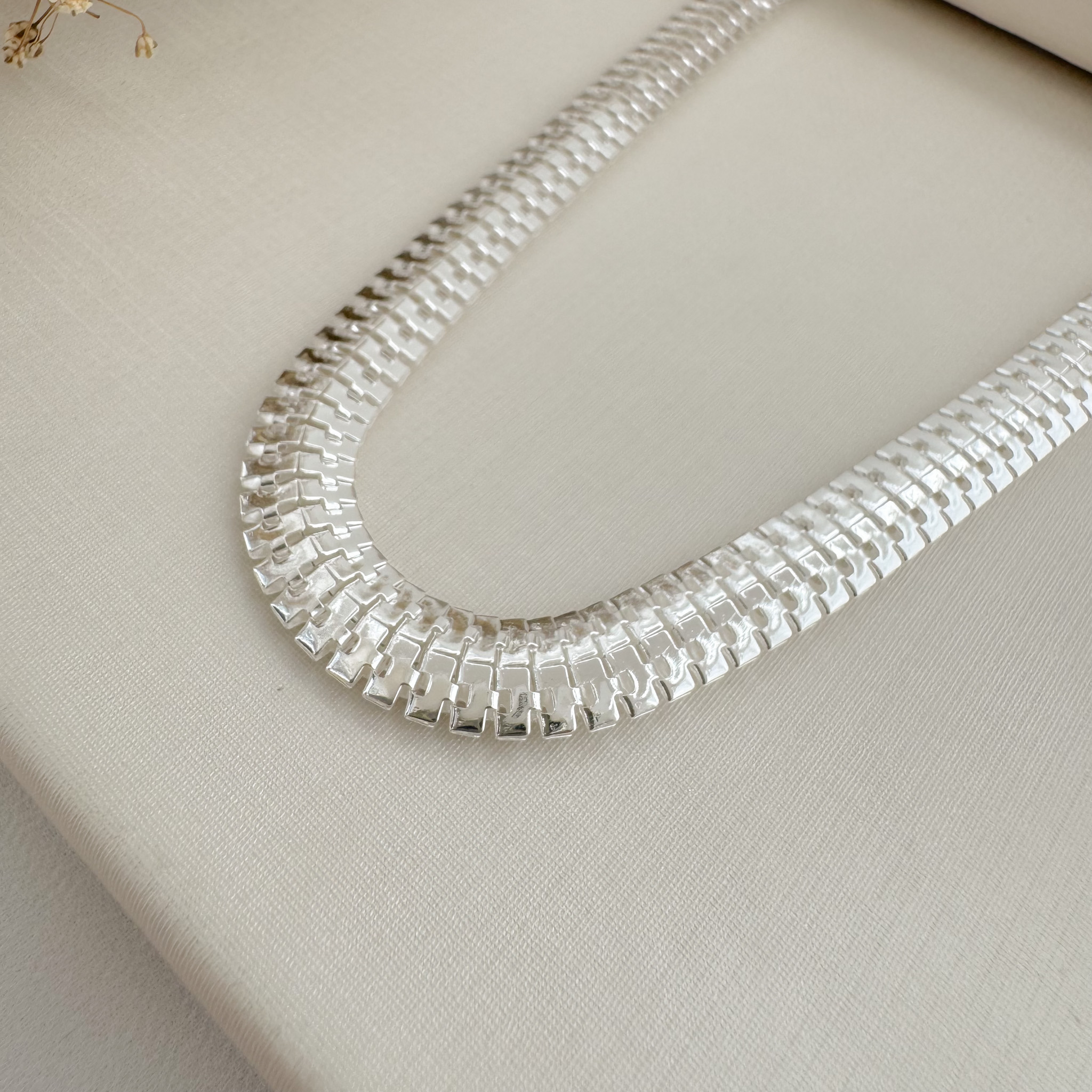 09.2397.0.S - (32) Choker de malha oca em trilho formato Y liso