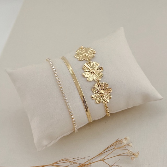 12.2117.0.O - Pulseira de elos portugueses com três flores em chapa lisas