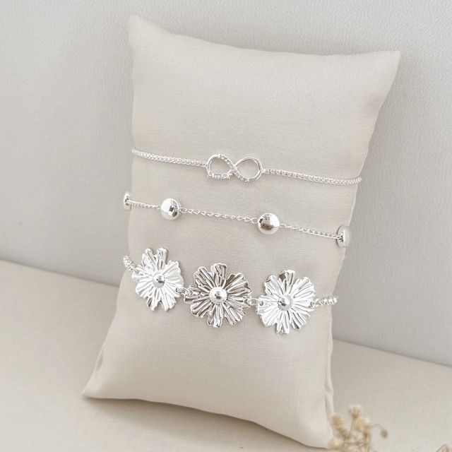 12.2117.0.S - Pulseira de elos portugueses com três flores em chapa lisas