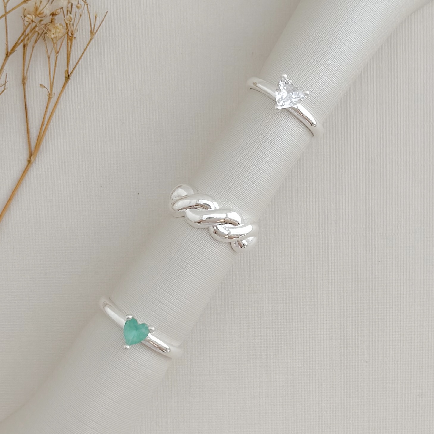 03.2464.1.S - (22) Anel solitário alto de pedra coração em aro liso