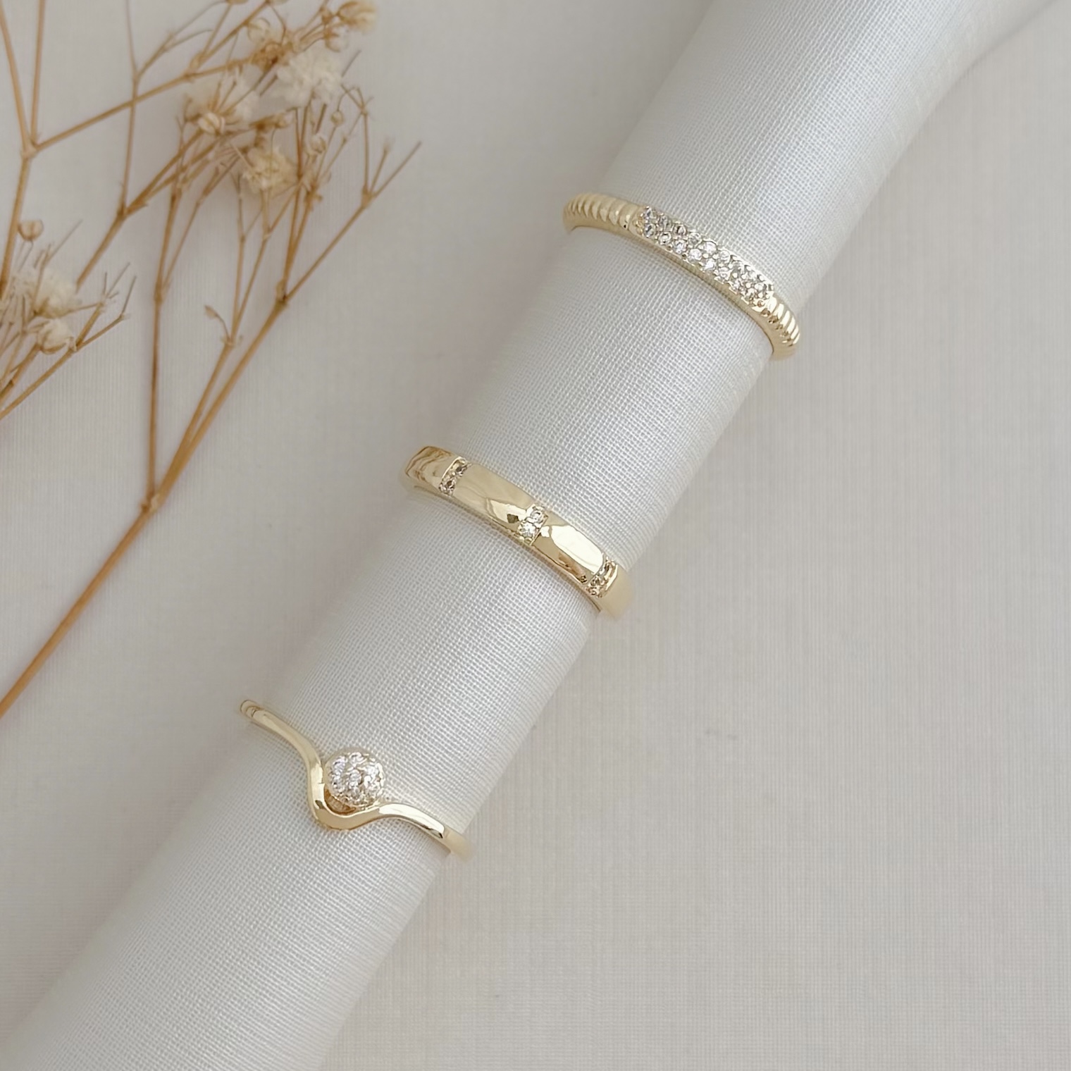 03.2465.1.O - (19) Anel de aro liso com onda central e circulo cravejado