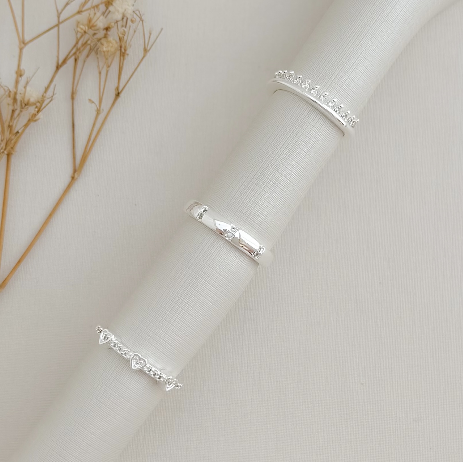 03.2466.1.S - (22) Anel de aro liso circular com uma linha de zircônias em cravação garra