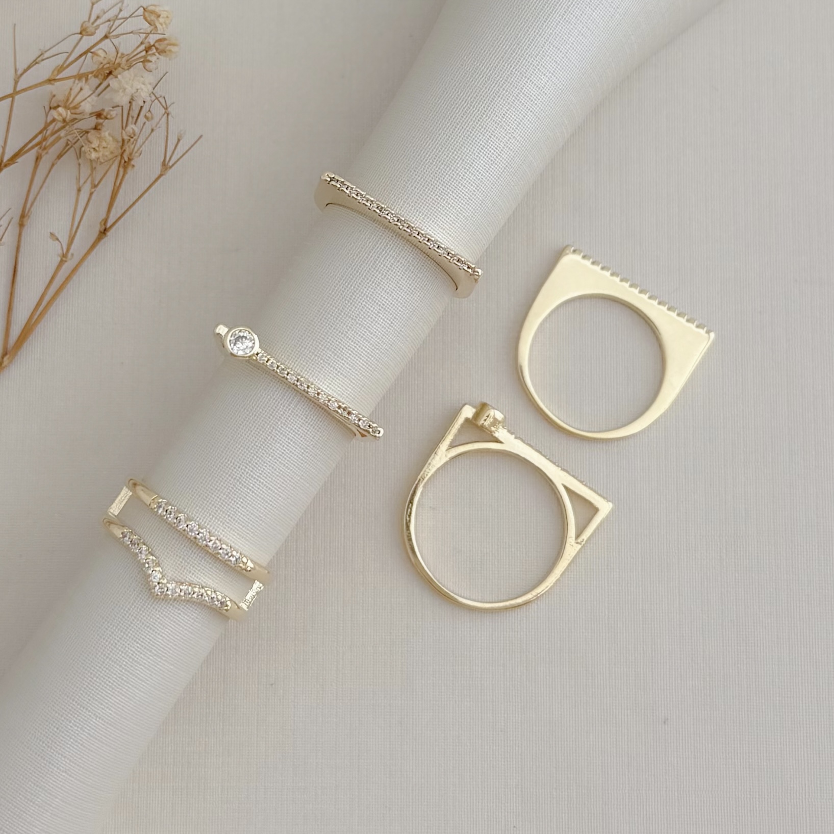 03.2468.1.O - (14) Anel duplo de aros finos cravejados um aro em formato micro V