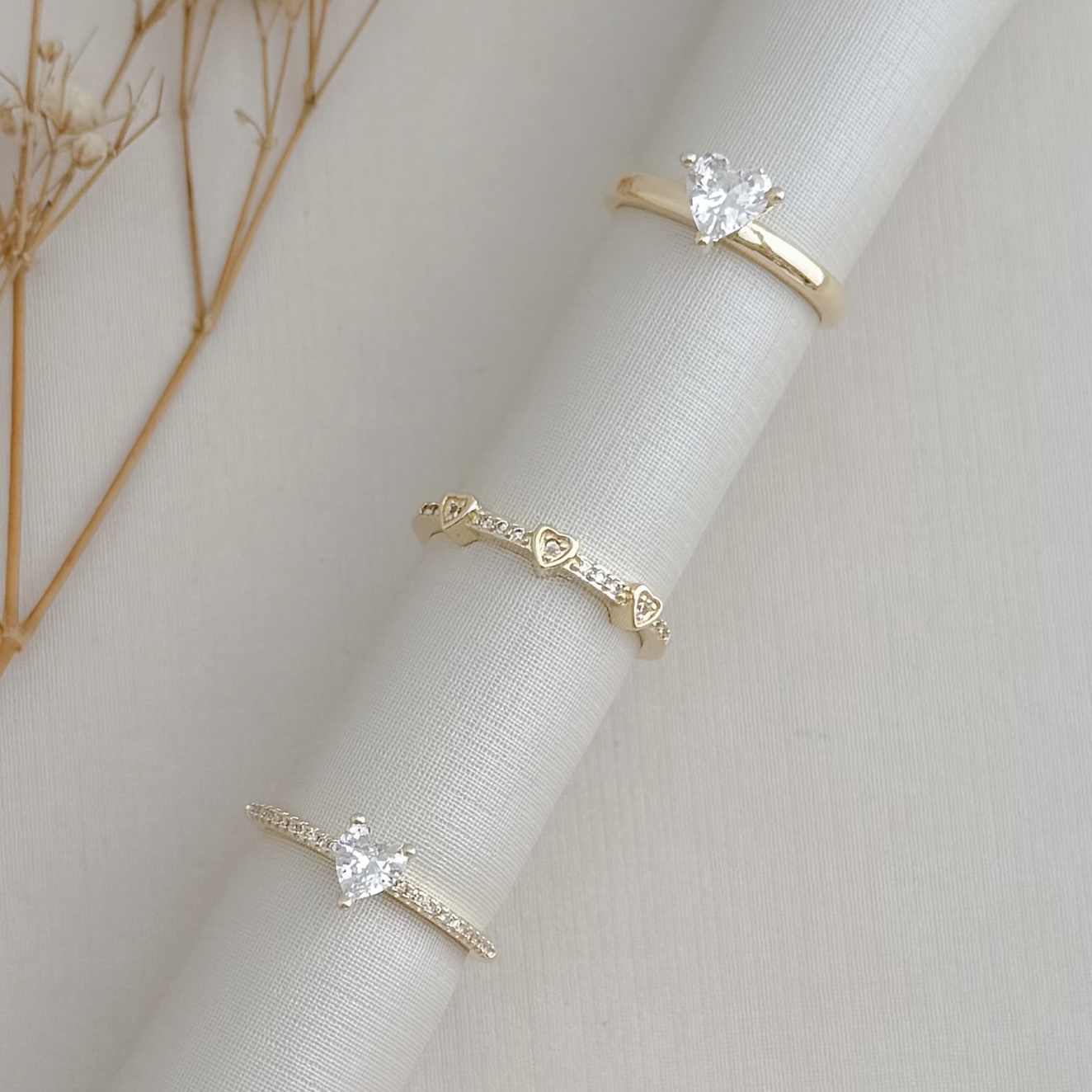 03.2469.1.O - (17) Anel solitário em coração com aro cravejado de borda reta