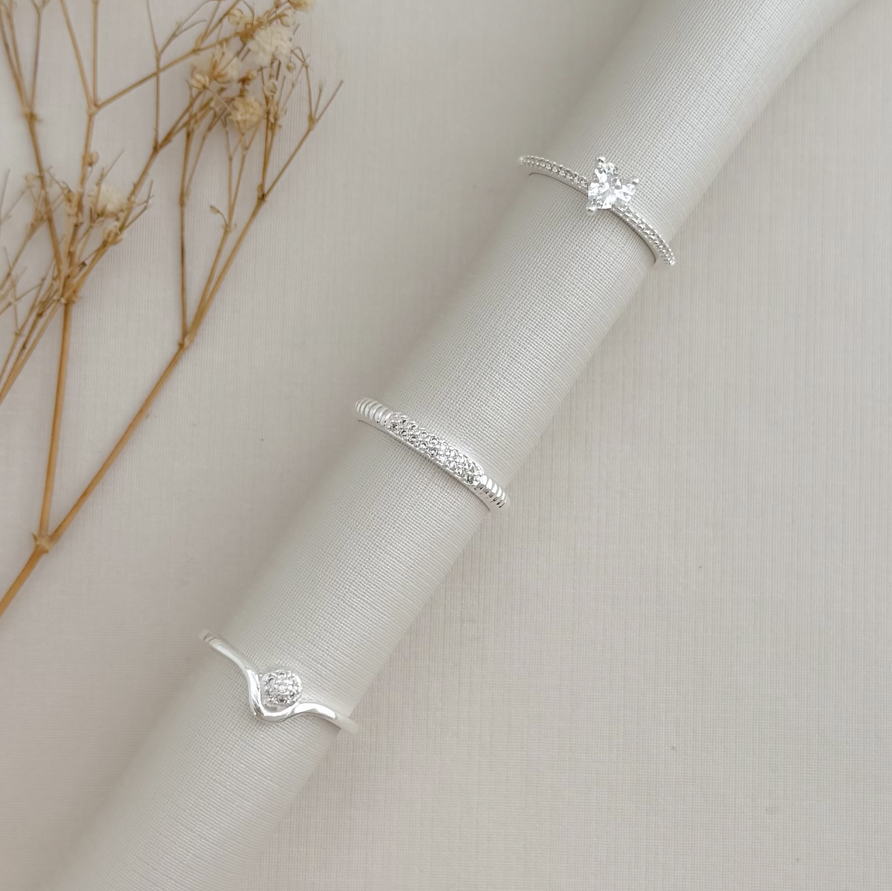 03.2469.1.S - (22) Anel solitário em coração com aro cravejado de borda reta