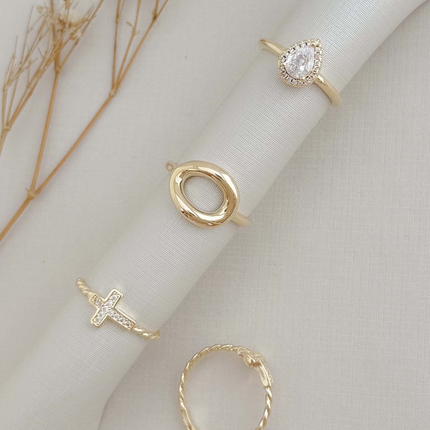 03.2472.0.O - (17) Anel de aro fino liso com parte superior oval larga lisa de borda arredondada