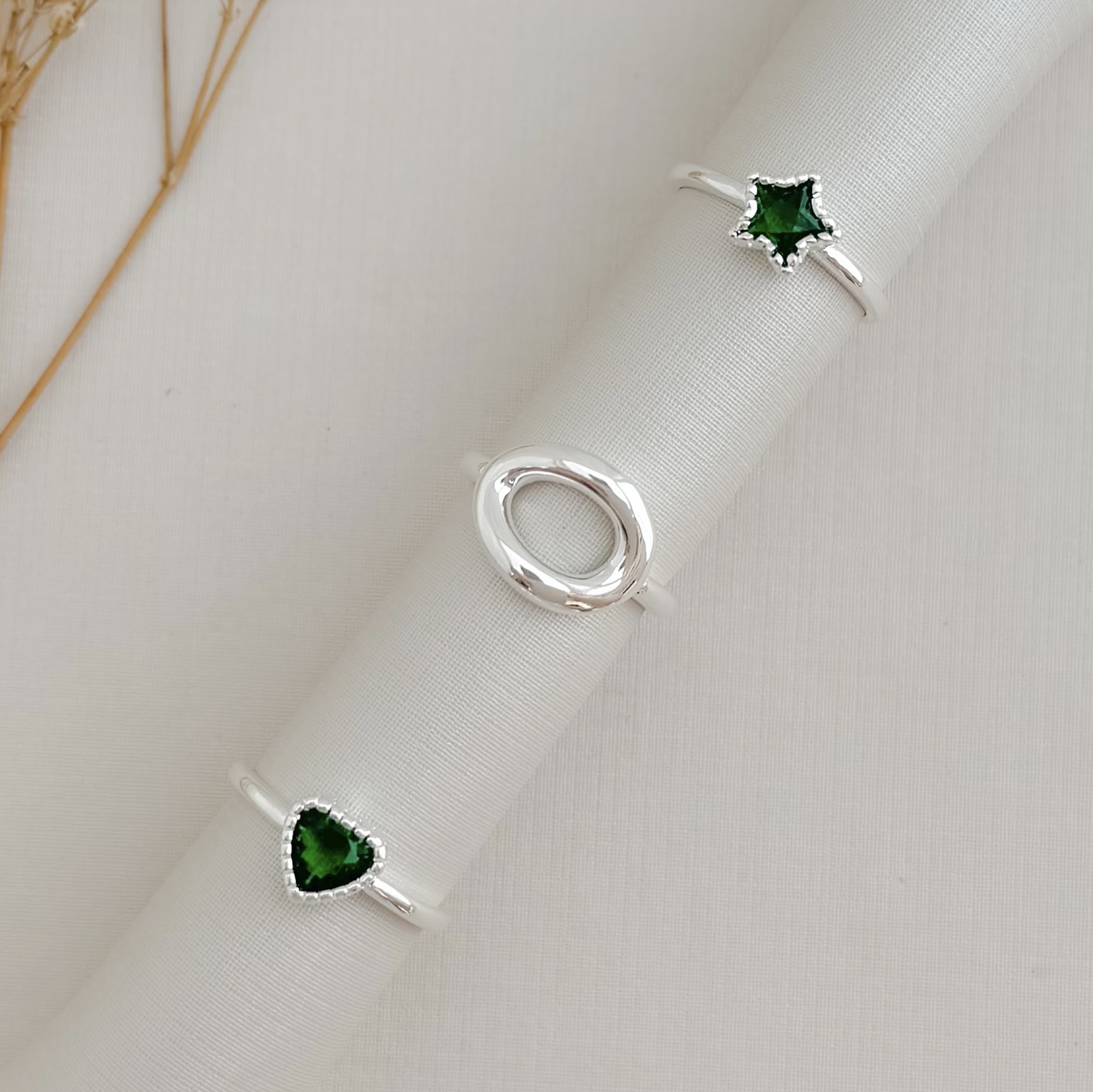 03.2476.5.S - (18) Anel de aro fino liso com estrela em cravação barras lisas