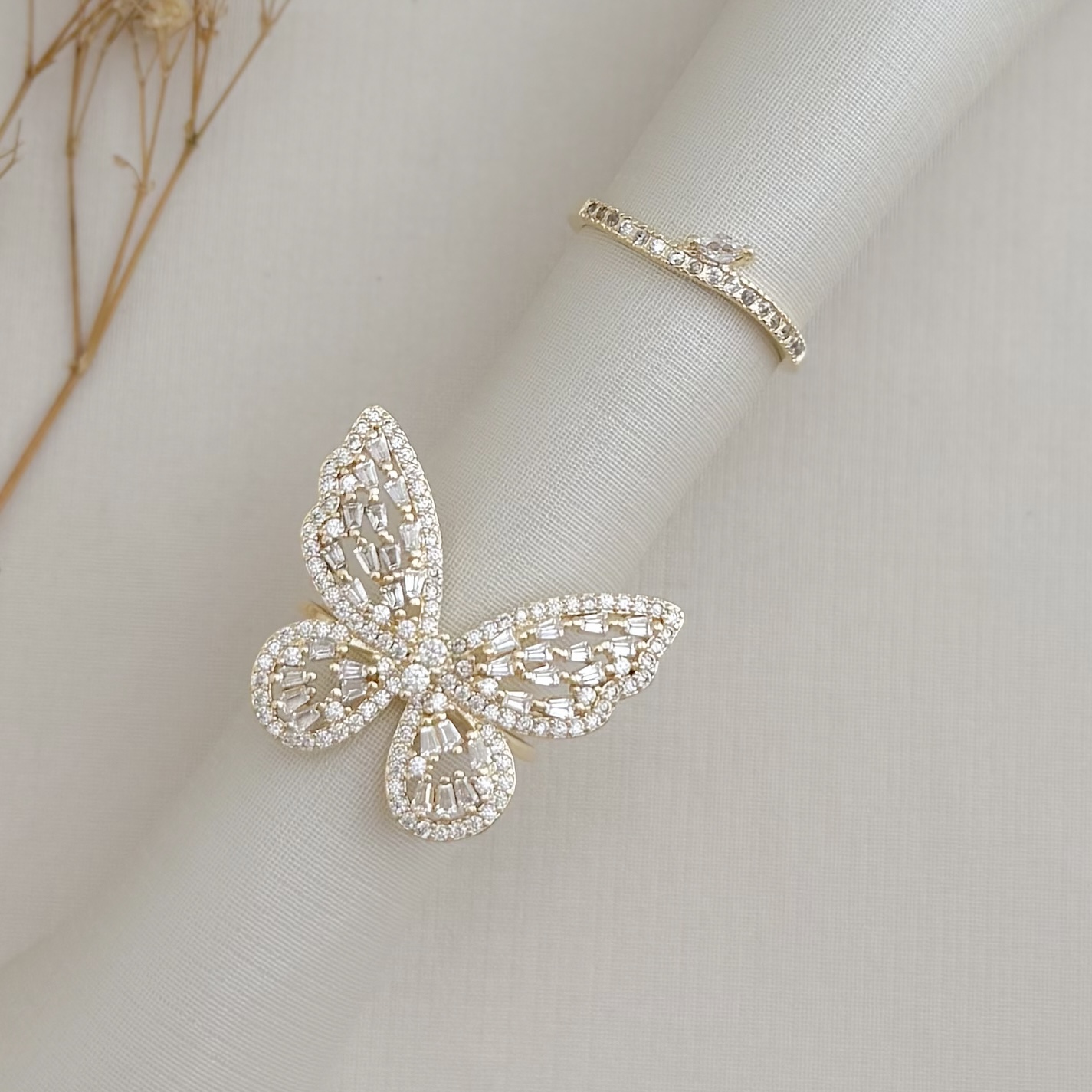 03.2479.1.O - (17) Anel de aro ondulado de uma linha cravejada com uma pedra navete