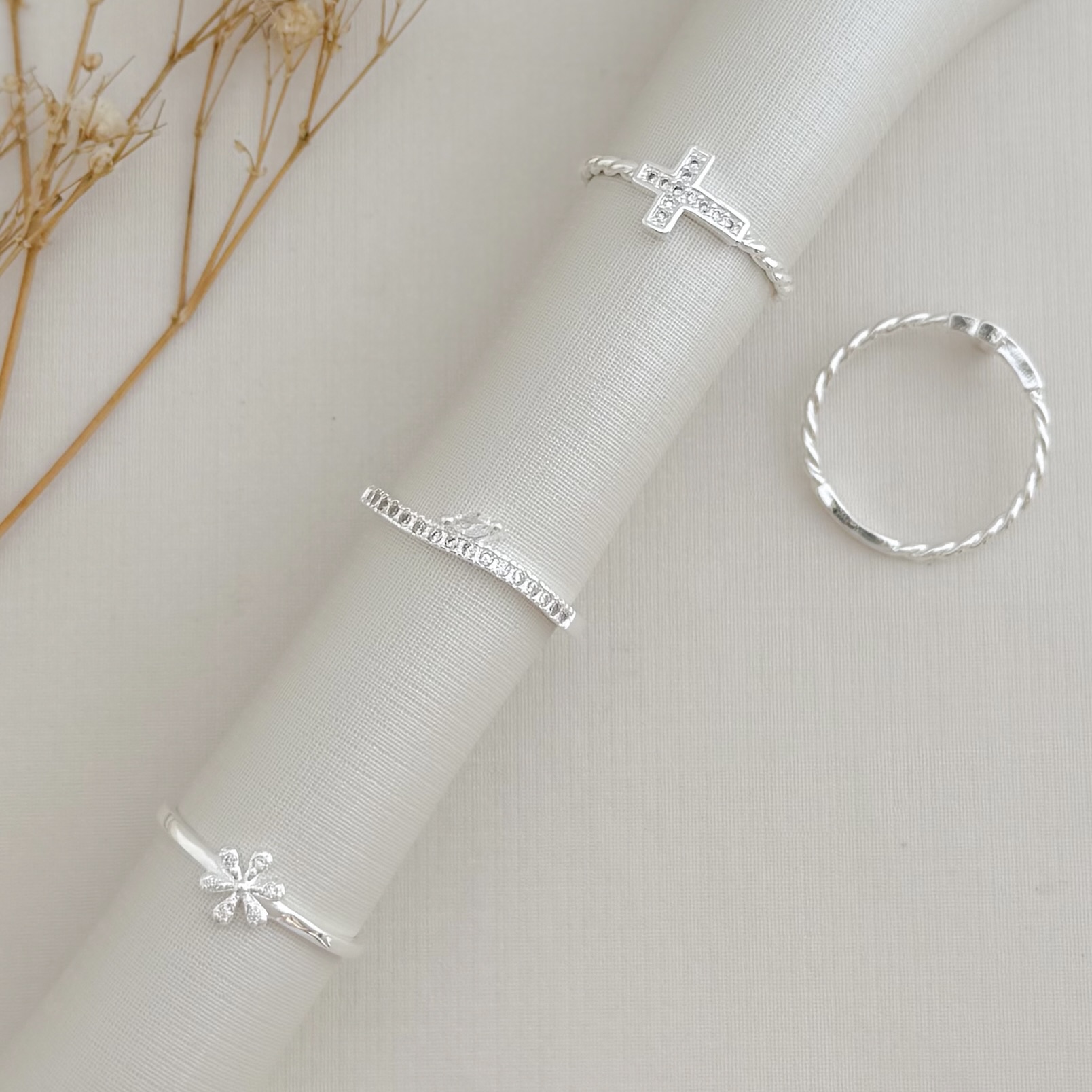 03.2479.1.S - (19) Anel de aro ondulado de uma linha cravejada com uma pedra navete