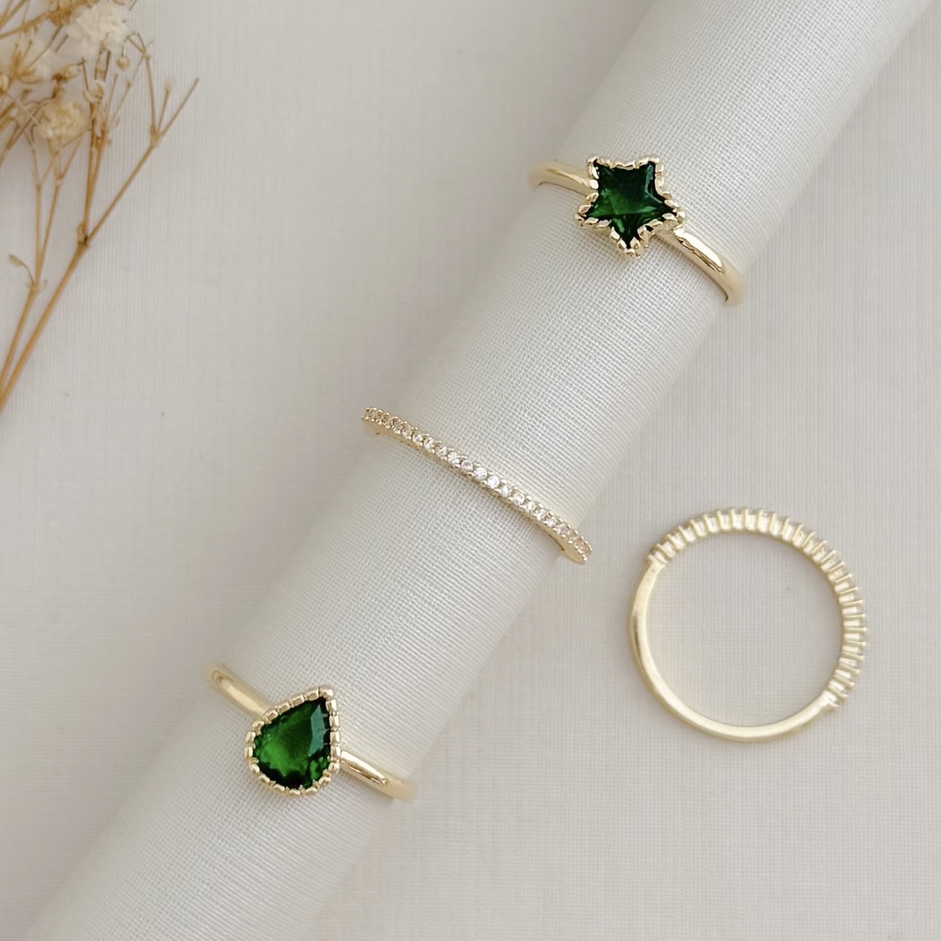 03.2481.1.O - (19) Anel estilo aparador de aro fino em cravação garras