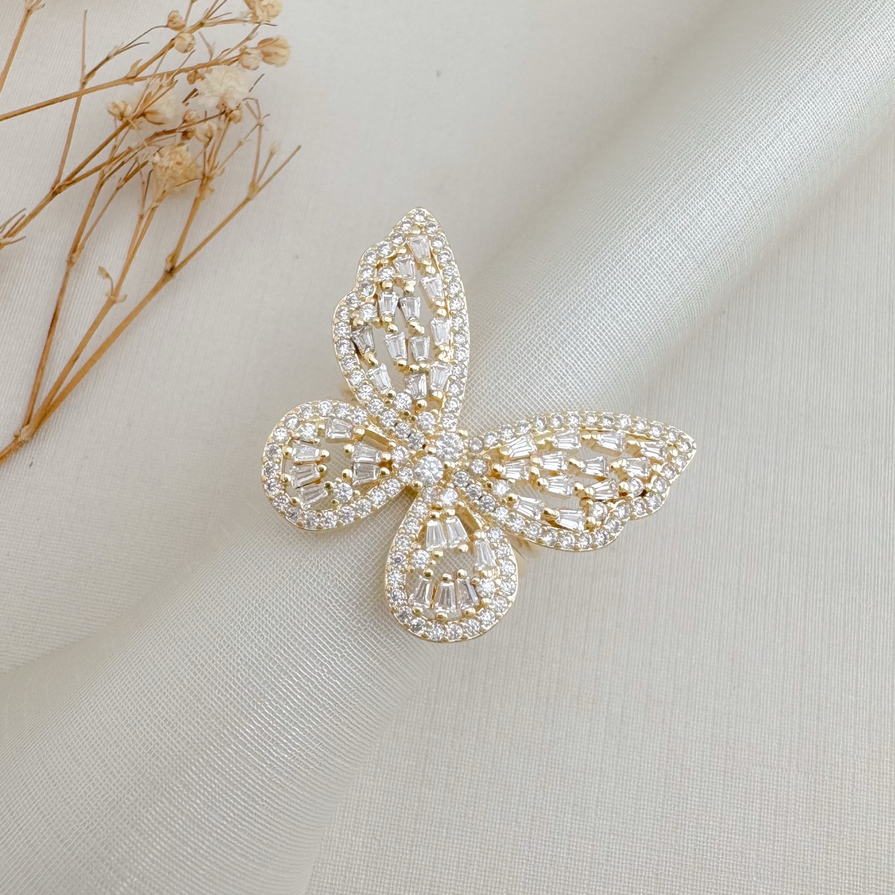 03.2482.1.O - (14) Anel de borboleta com cravação interna em baguete de silhueta em micro