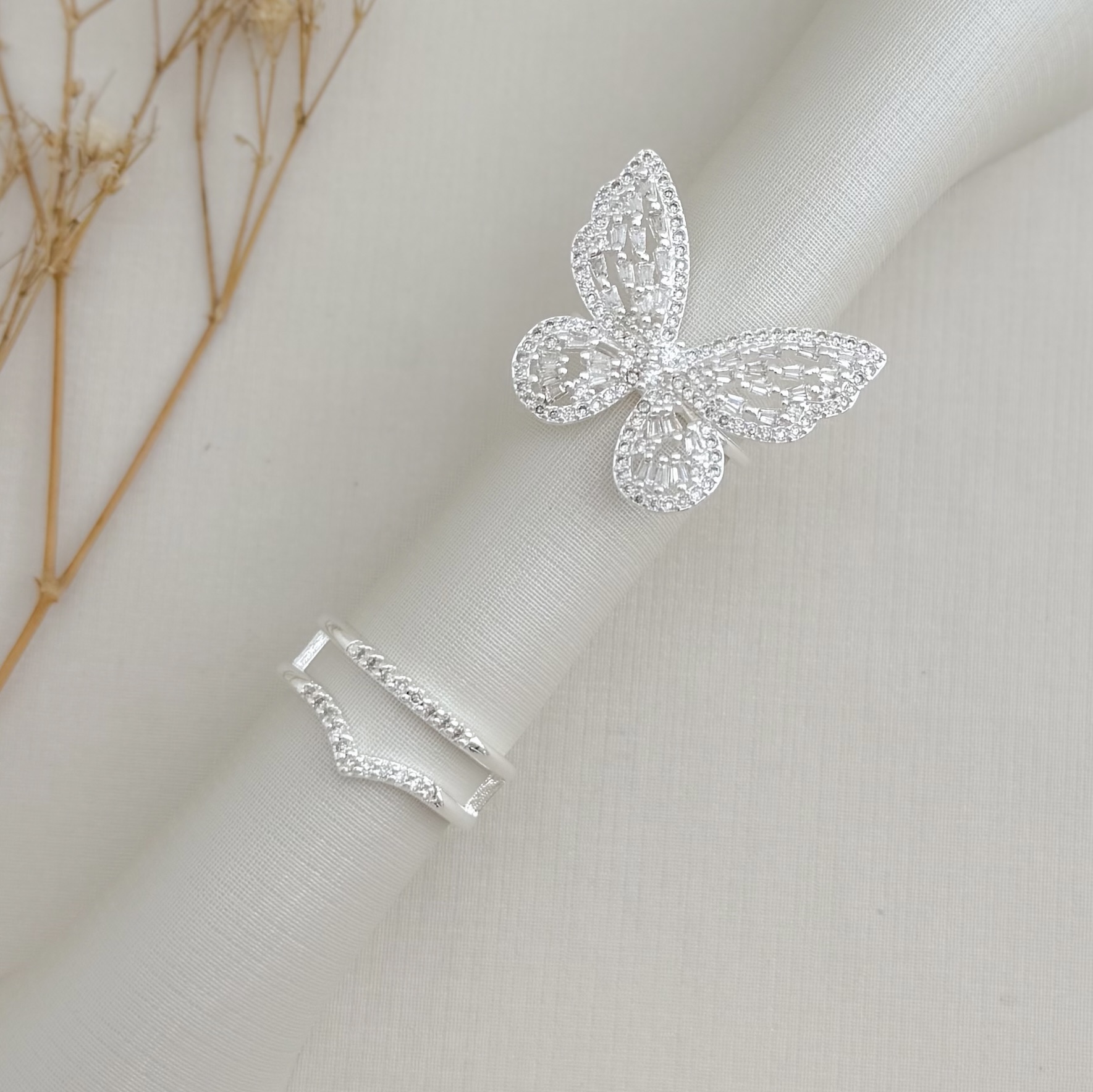 03.2482.1.S - (16) Anel de borboleta com cravação interna em baguete de silhueta em micro