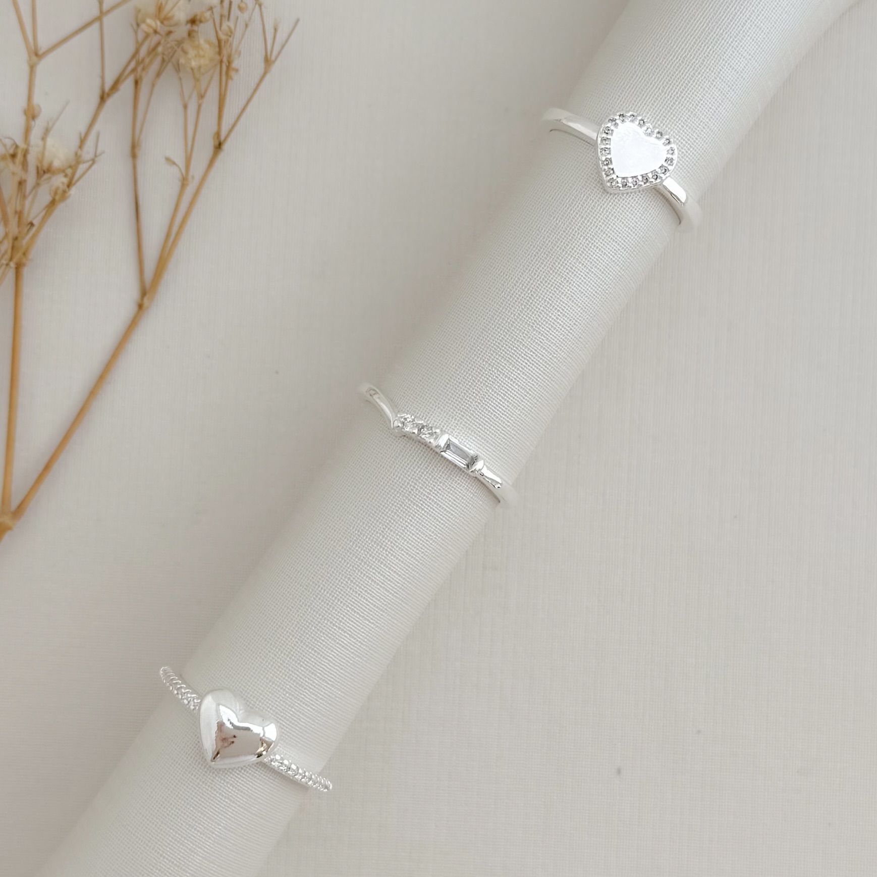 03.2484.1.S - (19) Anel de coração liso com borda arredondada em aro cravejado