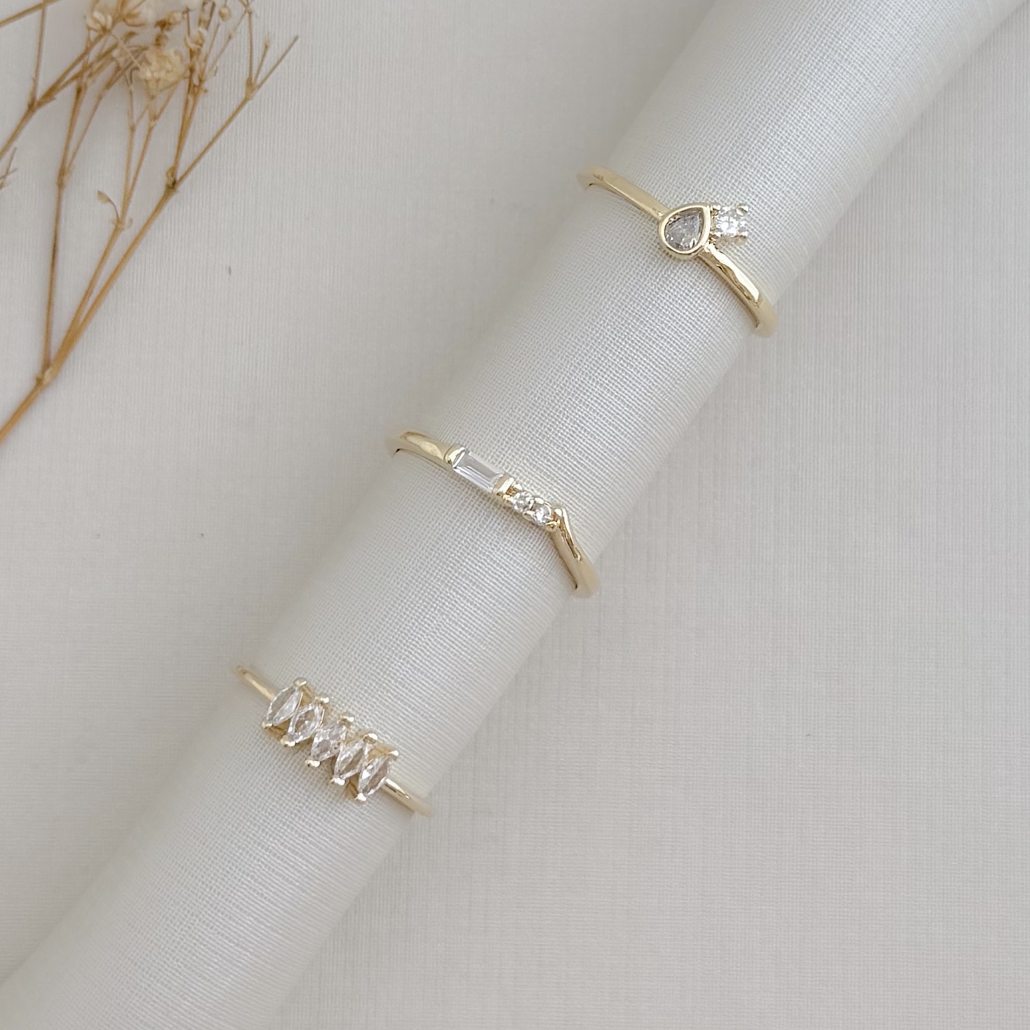 03.2485.1.O - (24) Anel de aro liso com pedra em gota central com micro em garra