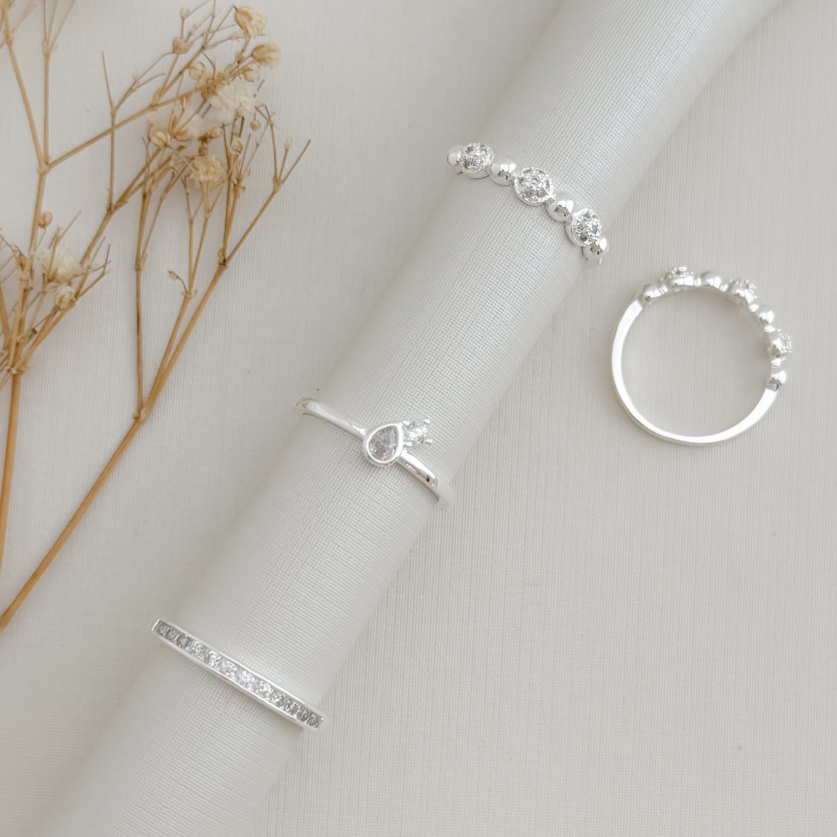 03.2485.1.S - (22) Anel de aro liso com pedra em gota central com micro em garra