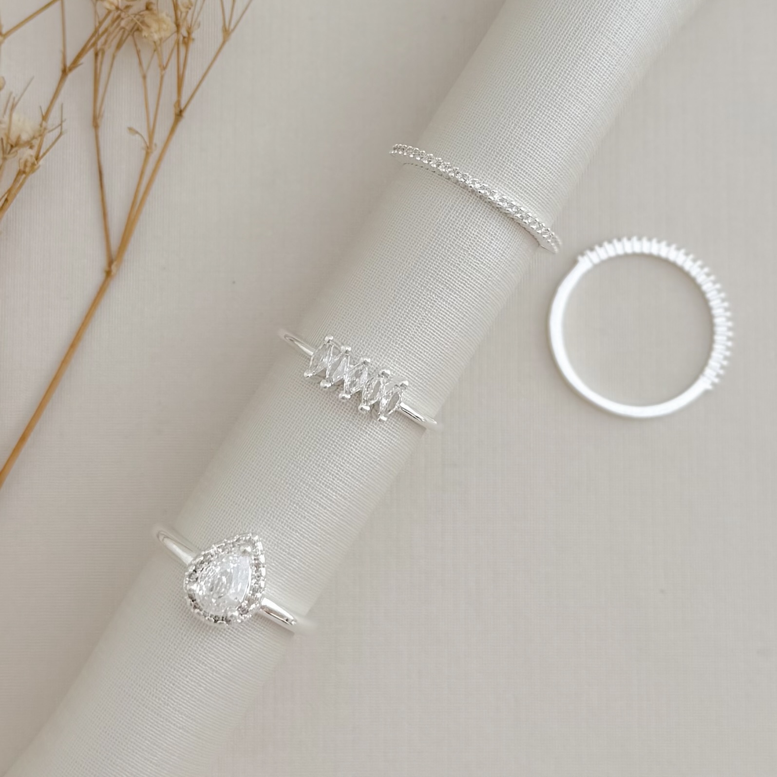 03.2486.1.S - (14) Anel solitário de gota com uma coluna de cravação aura