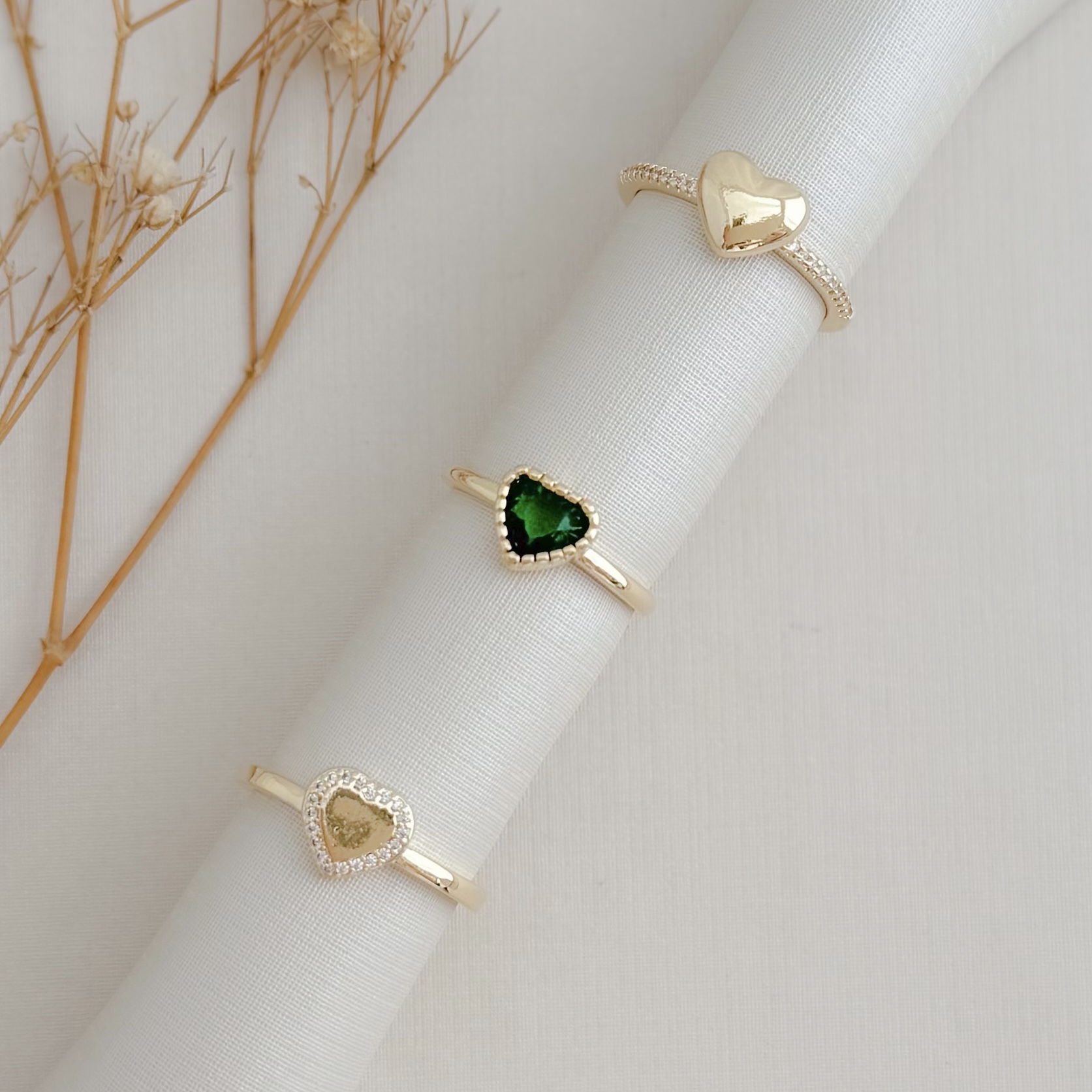 03.2487.1.O - (18) Anel de aro em borda quadrada com coração liso de borda cravejada