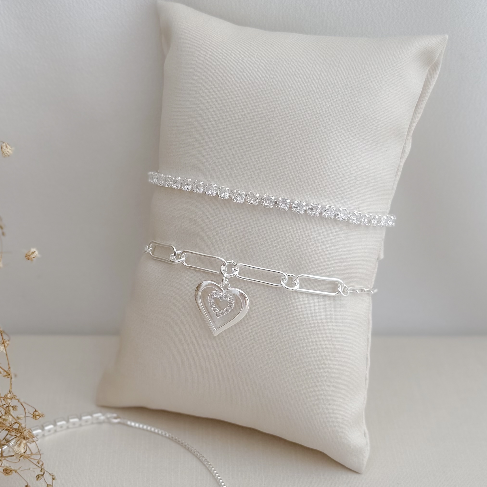 12.2212.1.S - Pulseira de elos longos com pingente de silhueta de coração liso com coração menor cravejado