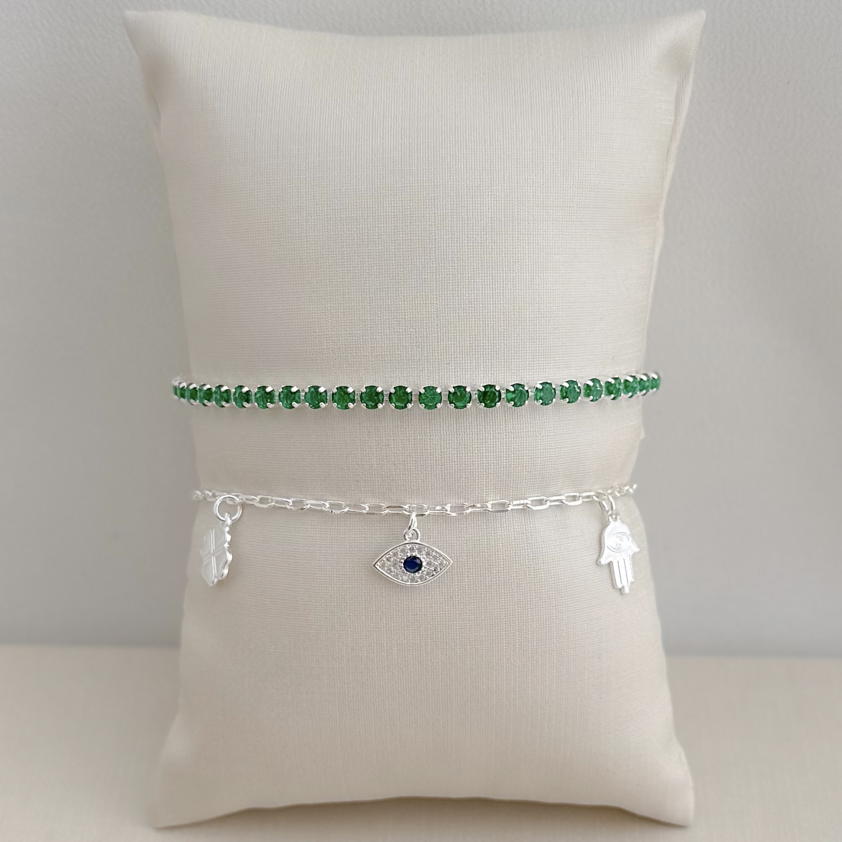 12.2216.4.S - Pulseira de elos ovais com pingentes shamrock e mão de Fátima lisos e olho grego cravejado