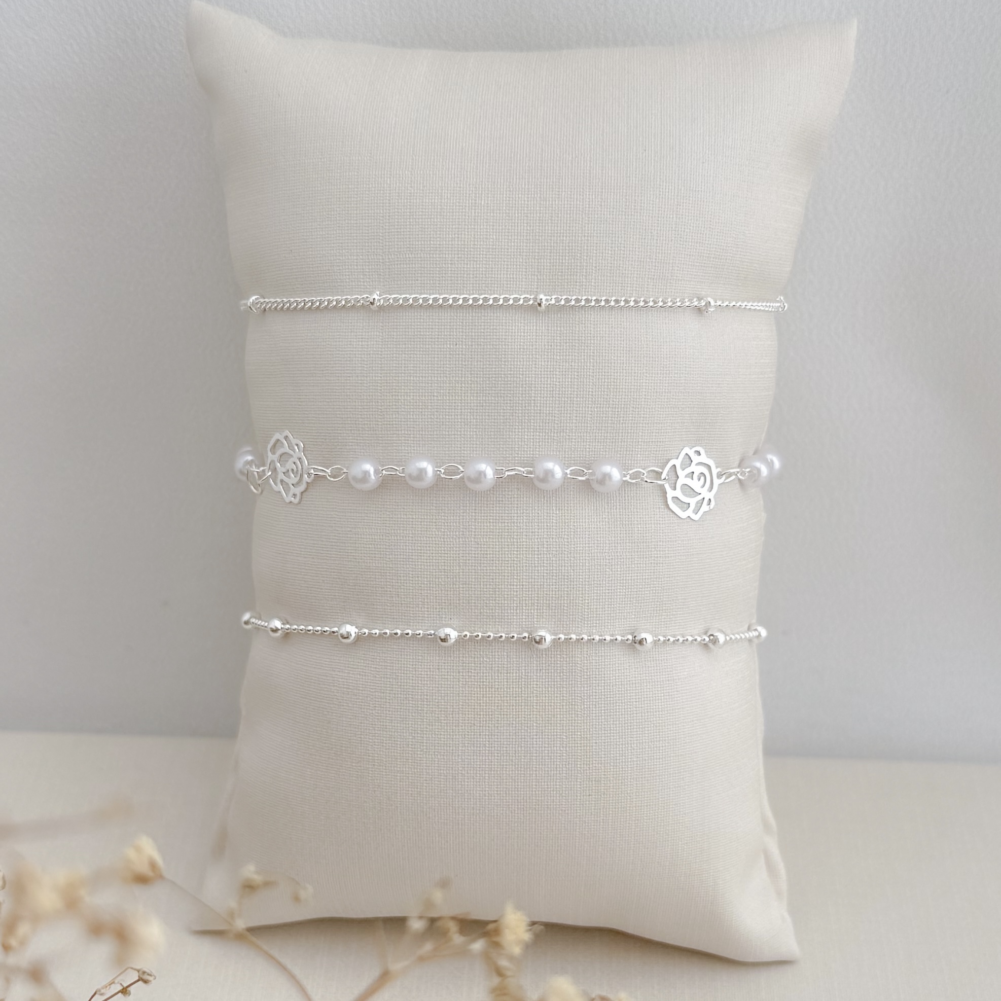 12.2220.15.S - Pulseira de bolinhas peroladas com silhuetas de flores lisas espaçadas