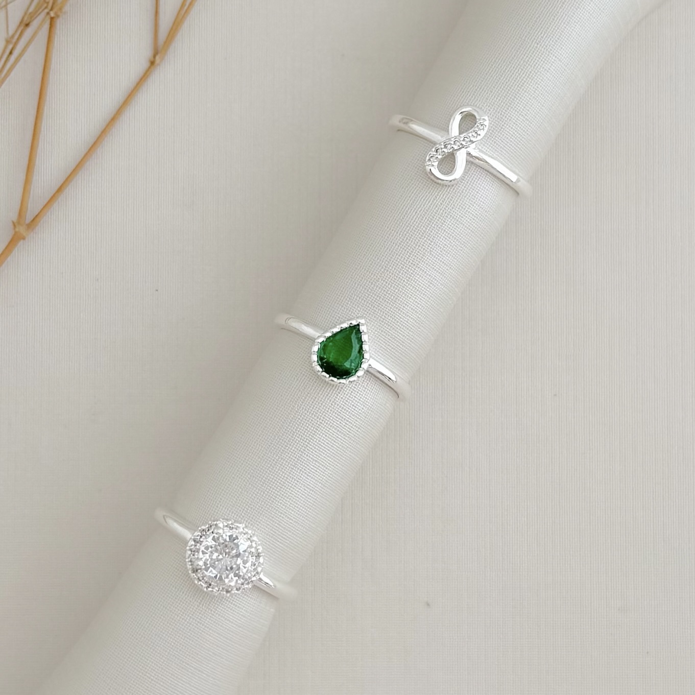 03.2488.5.S - (17) Anel solitário de gota em cravação barras em aro liso