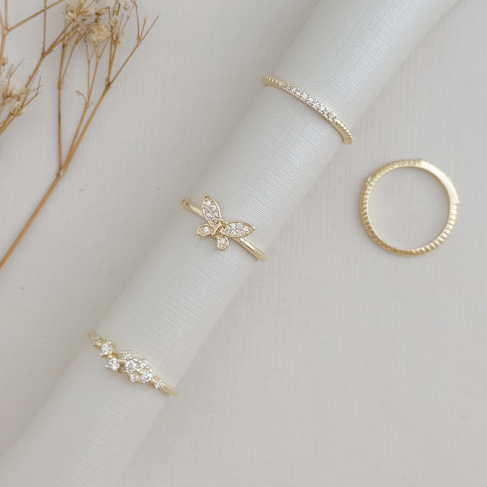 03.2489.1.O - (21) Anel de nove ponto de luz em cravação garras em aro liso