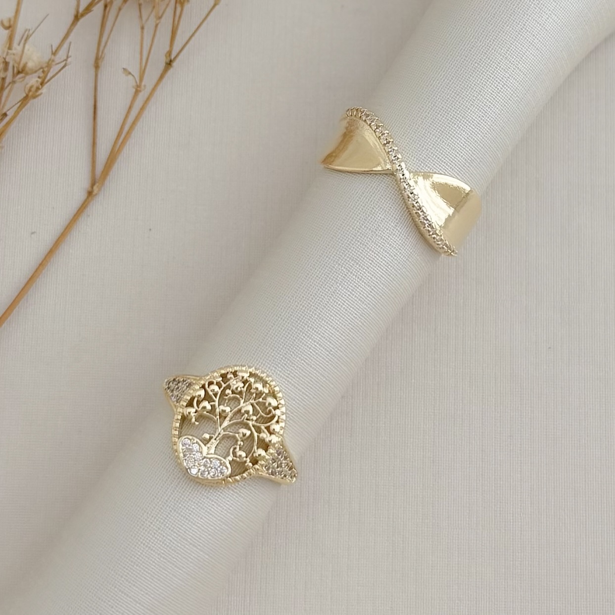 03.2491.1.O - (19) Anel estilo gravata borboleta lisa com uma linha em onda de cravação