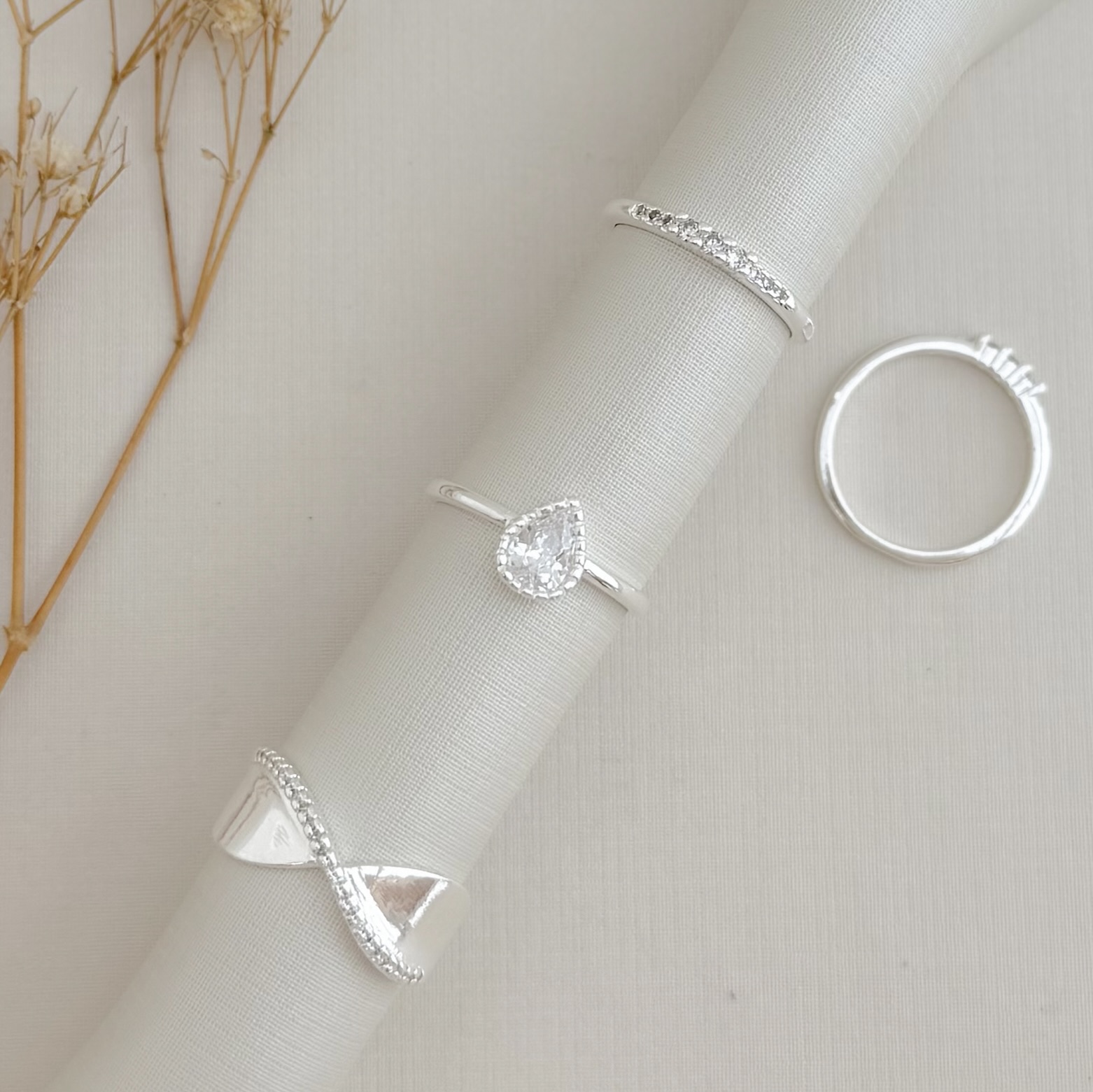 03.2491.1.S - (15) Anel estilo gravata borboleta lisa com uma linha em onda de cravação