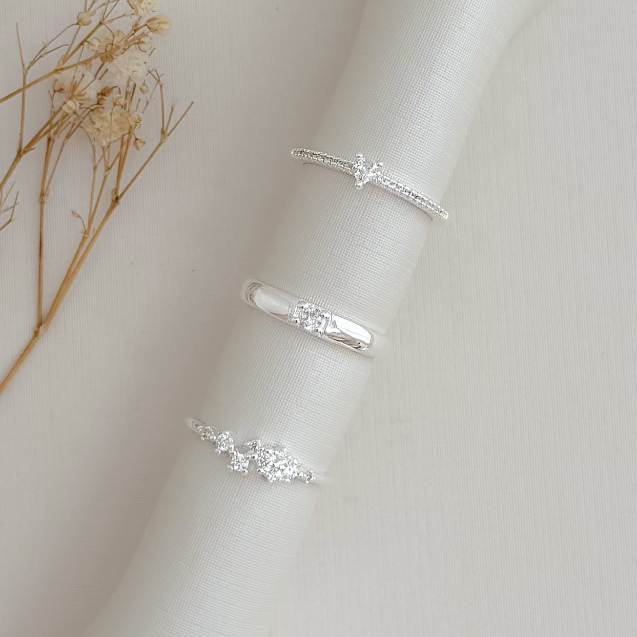 03.2492.1.S - (18) Anel solitário de pedra em coração de cravação garras e aro cravejado